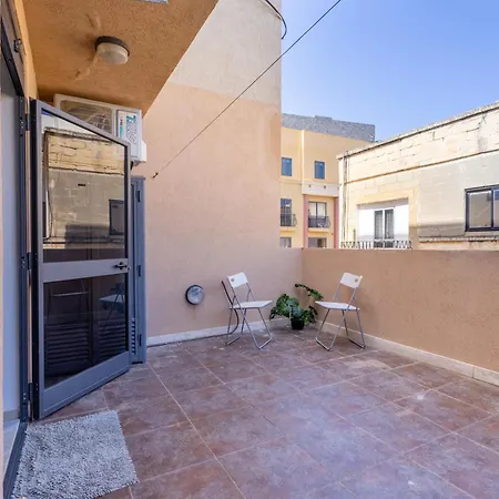 - Private Terrace, Mins Walk To Balluta Bay By Quicktrips Apartman Sliema