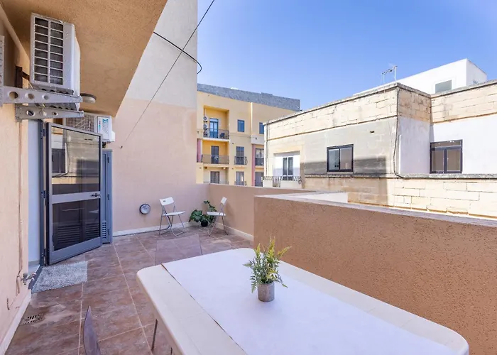 - Private Terrace, Mins Walk To Balluta Bay By Quicktrips Daire *