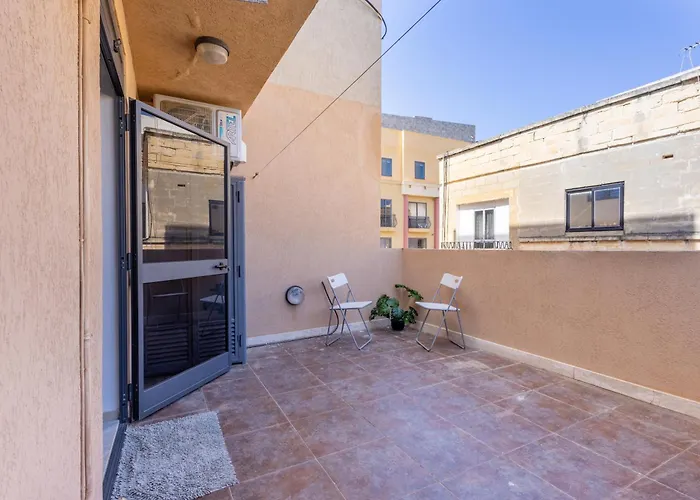 - Private Terrace, Mins Walk To Balluta Bay By Quicktrips Daire Sliema