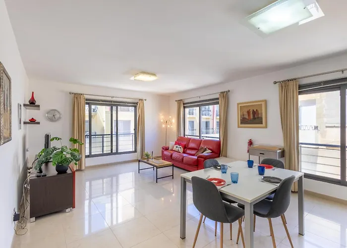 - Private Terrace, Mins Walk To Balluta Bay By Quicktrips Sliema
