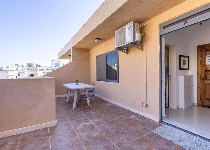 - Private Terrace, Mins Walk To Balluta Bay By Quicktrips Daire Sliema