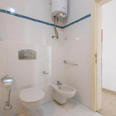 - Private Terrace, Mins Walk To Balluta Bay By Quicktrips Sliema